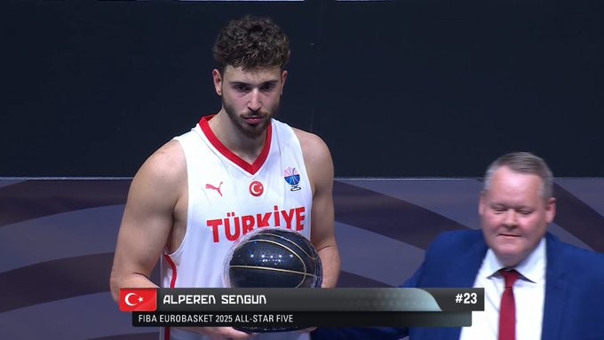 尼亚球星东, 现在颁奖现 尼亚球星东, 现在颁奖现